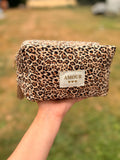 Trousse matelassée “Amour” – Motif Léopard 🐆🤎