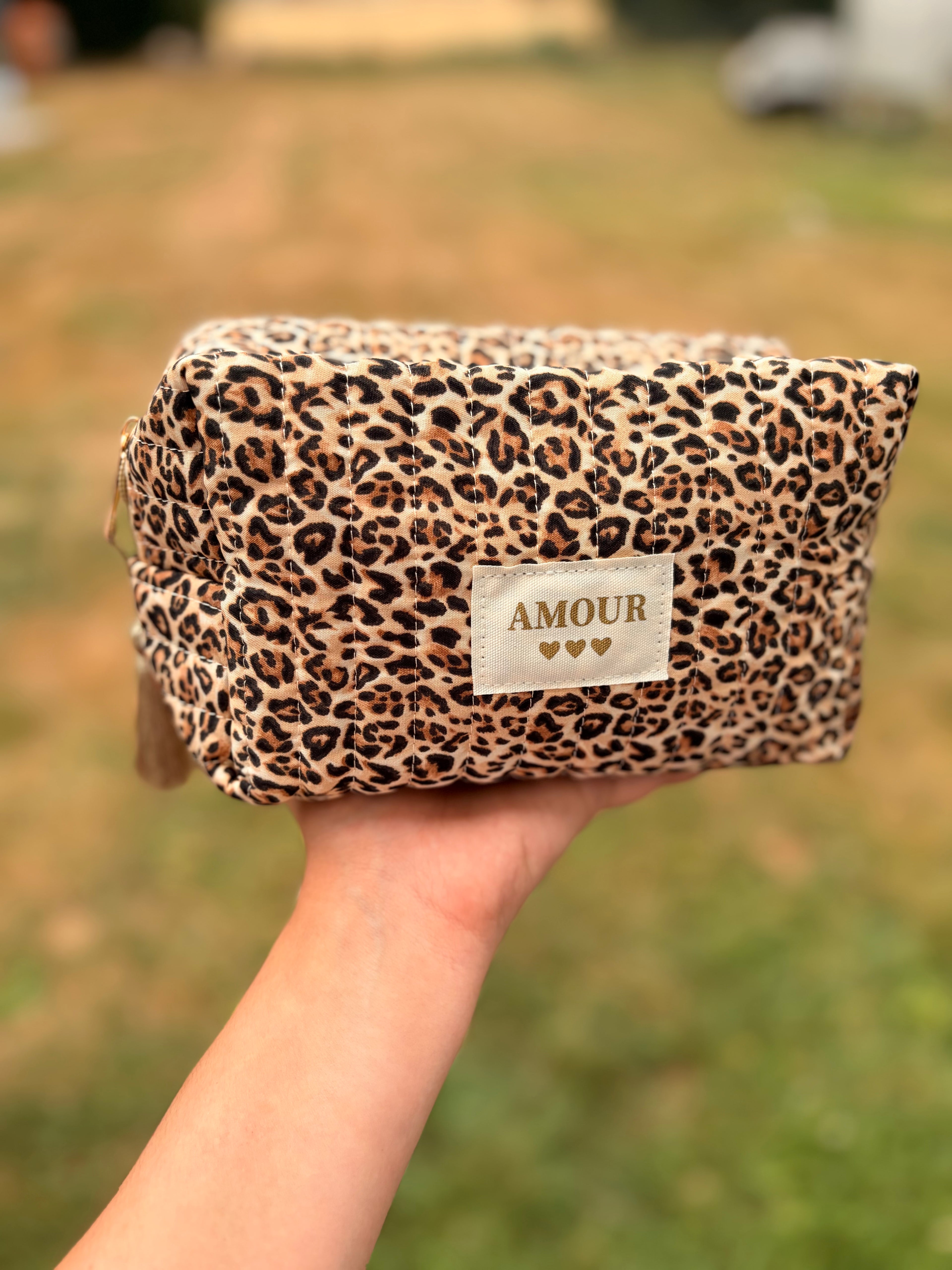 Trousse matelassée “Amour” – Motif Léopard 🐆🤎