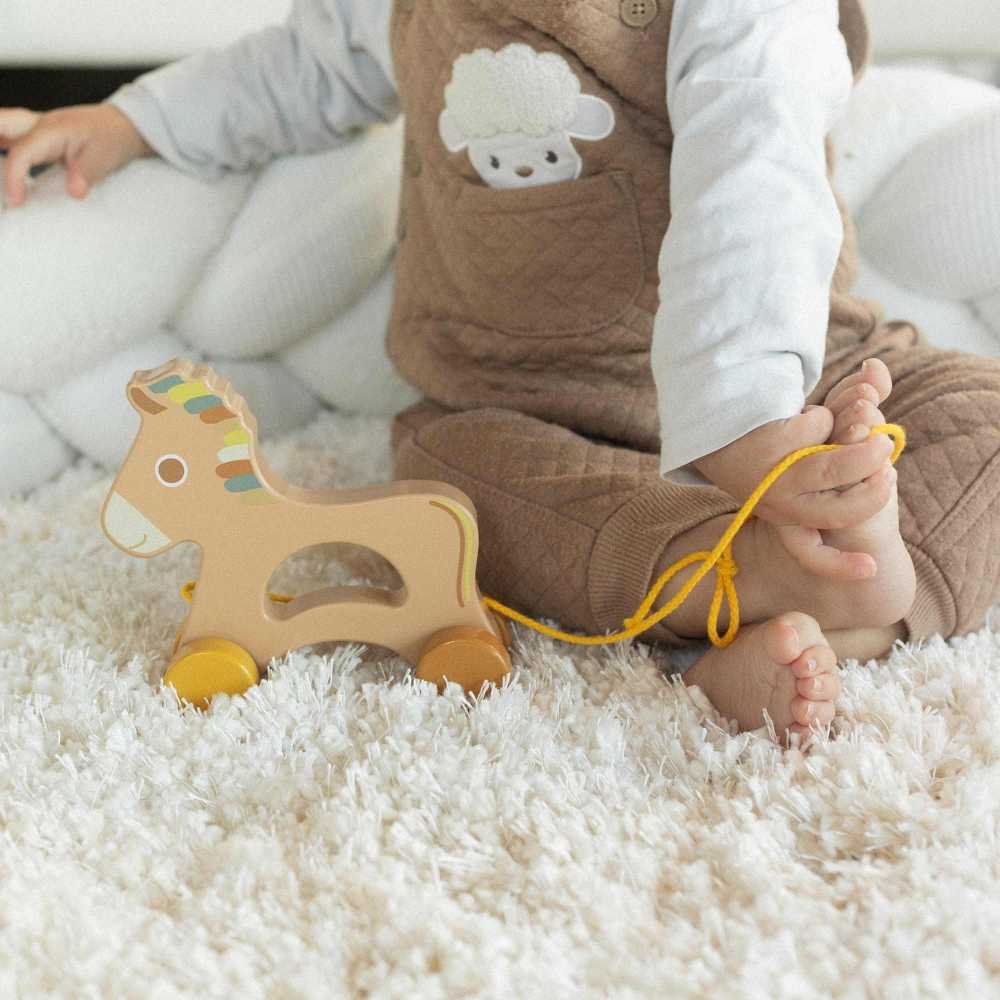Cheval en bois à tirer pour bébé
