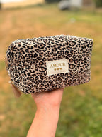 Trousse matelassée “Amour” – Motif Léopard 🐆🤎