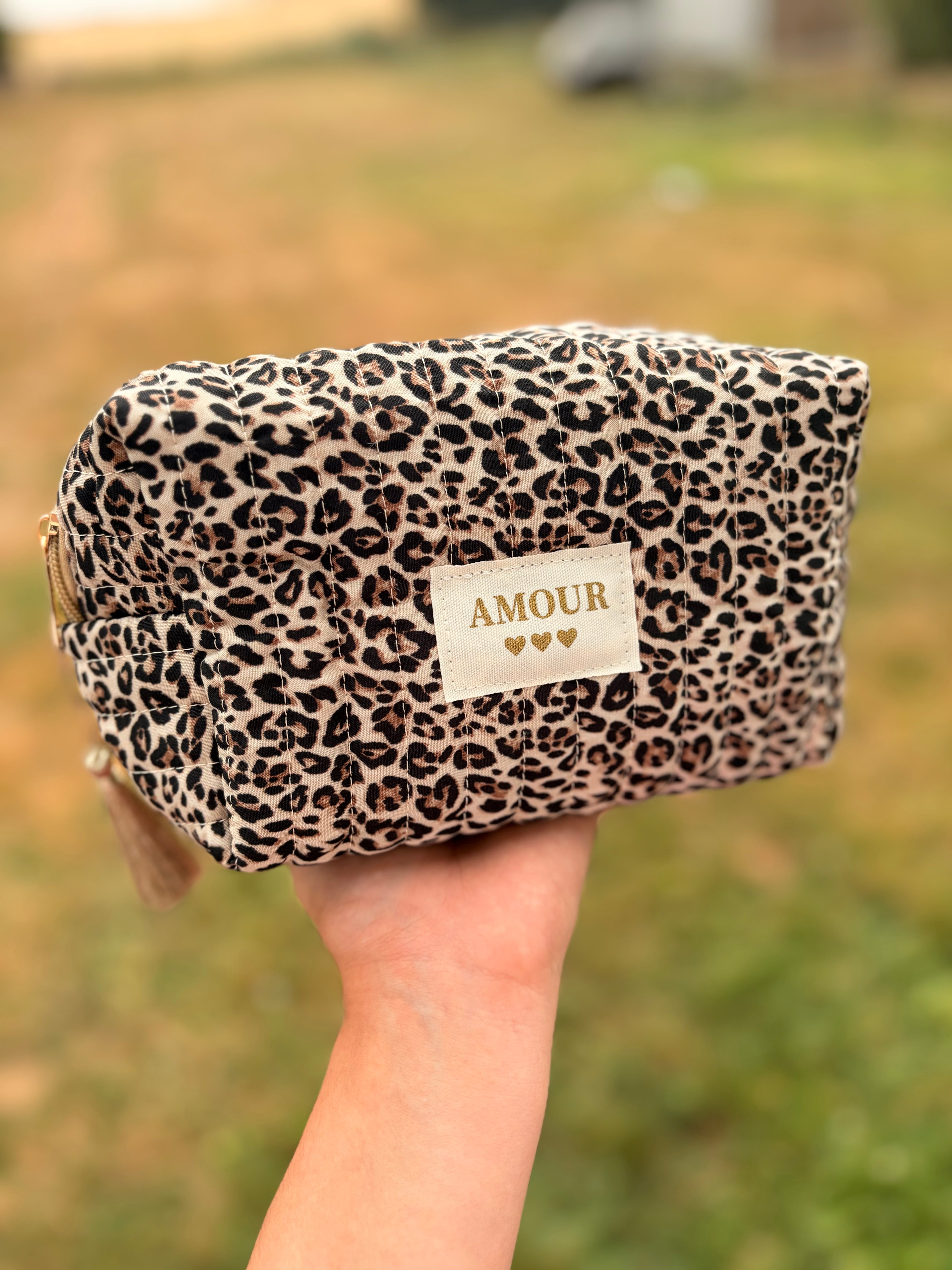 Trousse matelassée “Amour” – Motif Léopard 🐆🤎